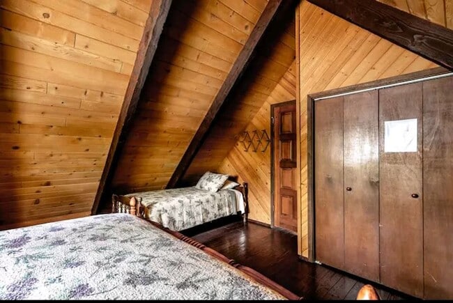 Building Photo - Serene Lakeview Cabin