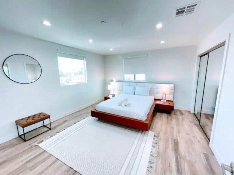 Building Photo - 2335 S Crenshaw Blvd