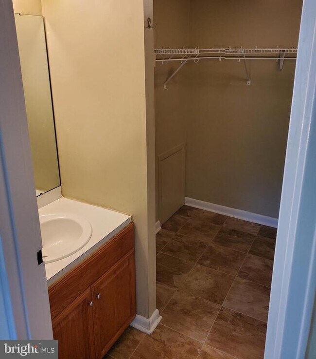 Building Photo - 1605 Meadowview Ln