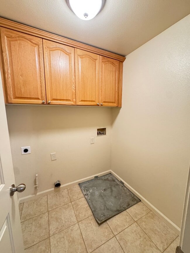 Building Photo - 3 bed 2.5 ba townhouse - Yuba City
