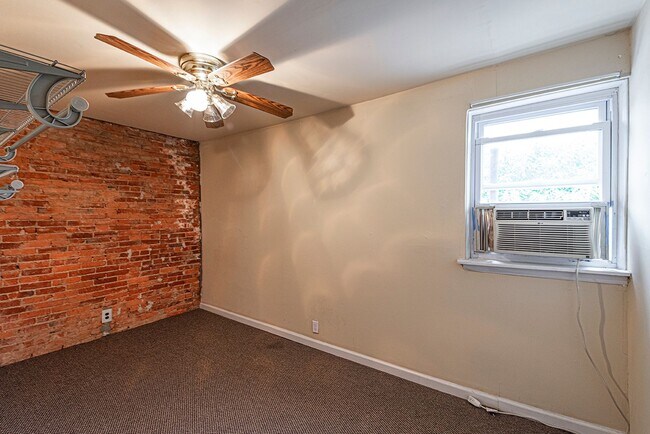 Building Photo - 530 N 32nd St