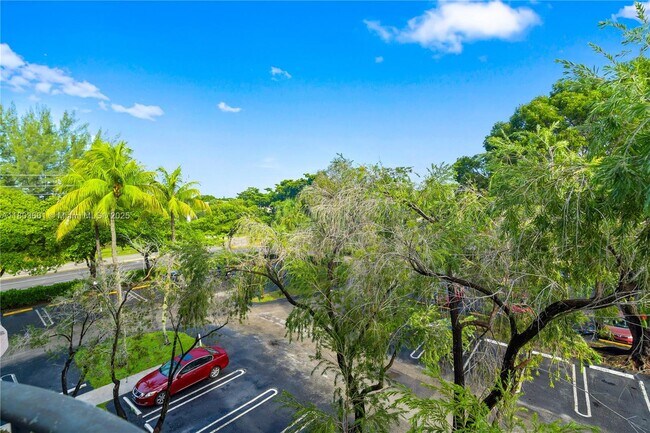 Building Photo - 2701 Riverside Dr