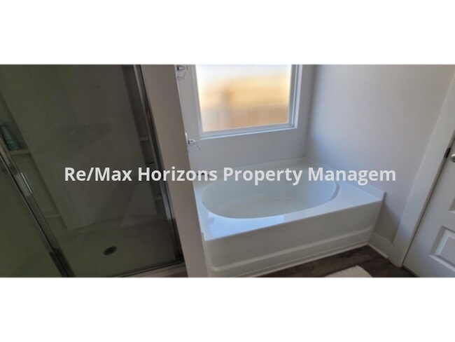 Building Photo - Great Arbor Place Home!