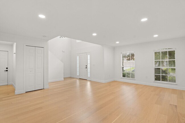 Building Photo - 5947 Ridge Lake Cir