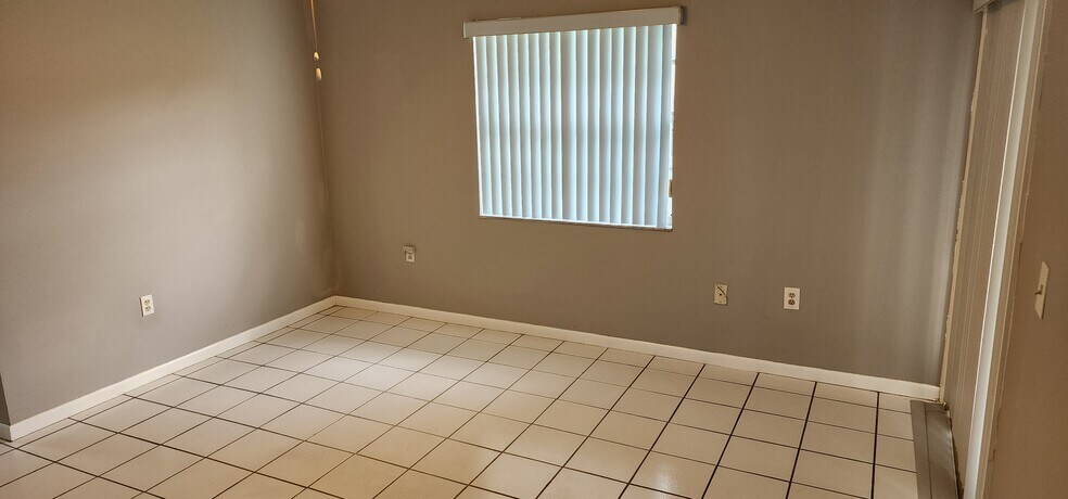 Building Photo - 4725 SW 143rd Ave