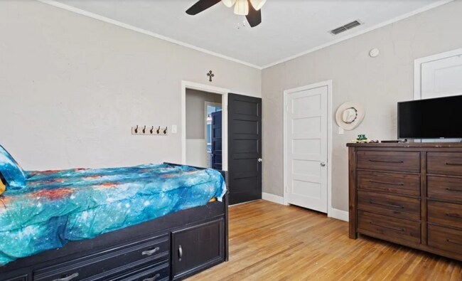 Building Photo - 1413 Augusta Ave