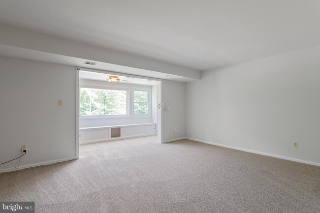 Building Photo - 8032 Lakecrest Dr