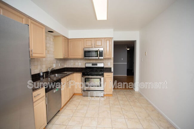 Building Photo - 605 Doral Dr