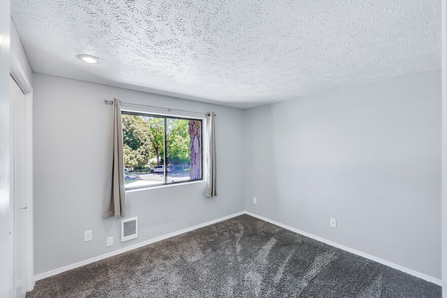 Building Photo - 162 S Coeur Dalene St