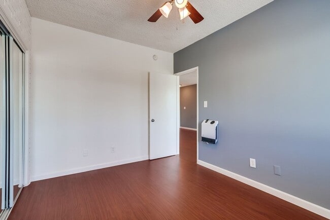 Building Photo - 537 E Hyde Park Blvd