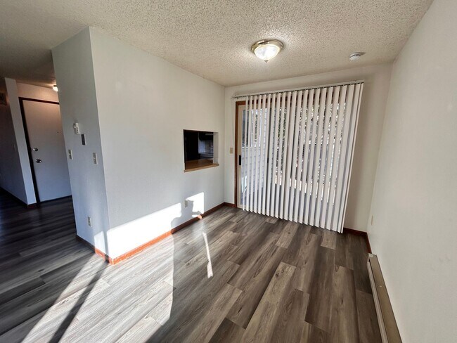 Building Photo - Spacious 2 Bed, 1 Bath on South Hill!