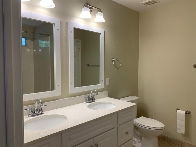 Building Photo - 305 Presidio Dr
