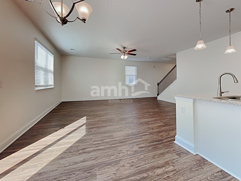 Building Photo - 615 W Lionel Rd