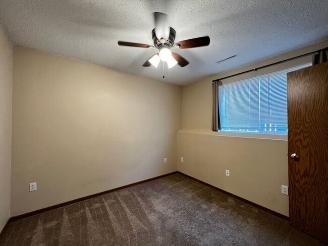 Building Photo - $995 | 2 Bedroom, 1 Bathroom Apartment | N...