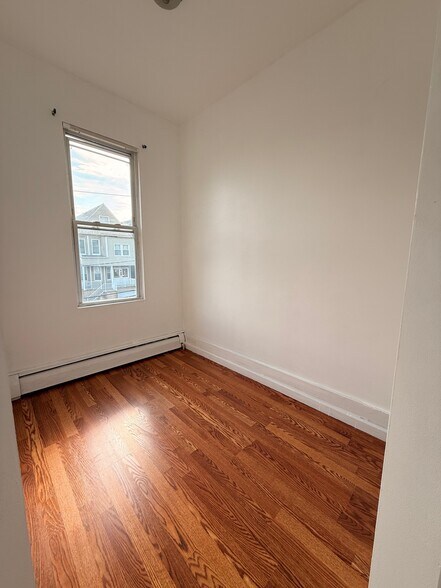 Building Photo - 35 W 47th St