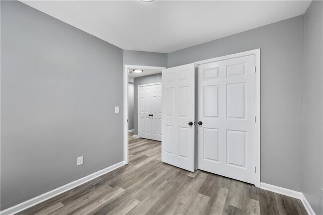 Building Photo - 501 Pine Park St