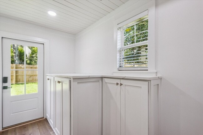 Building Photo - Newly Renovated Coastal Cottage for Lease!
