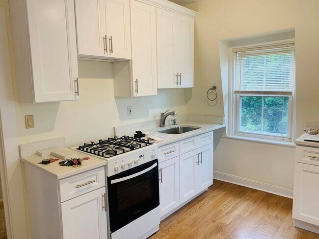 Building Photo - 145 Carpenter Ave