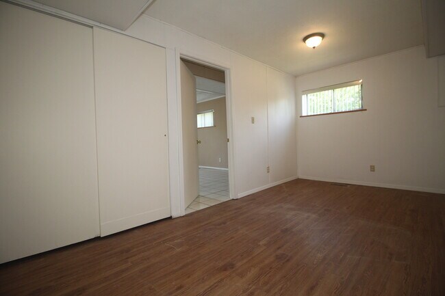 Building Photo - 1215 Mesa Dr
