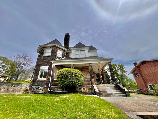 Building Photo - 212 N Highland Ave