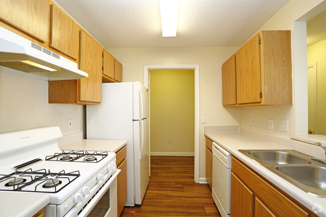 2BR, 2BA - 938sf- Kitchen - Forest Glen Apartments