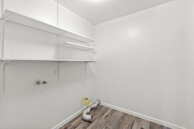 Building Photo - 130 E 21st St