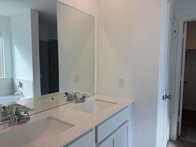 Building Photo - 200 Herald Dr