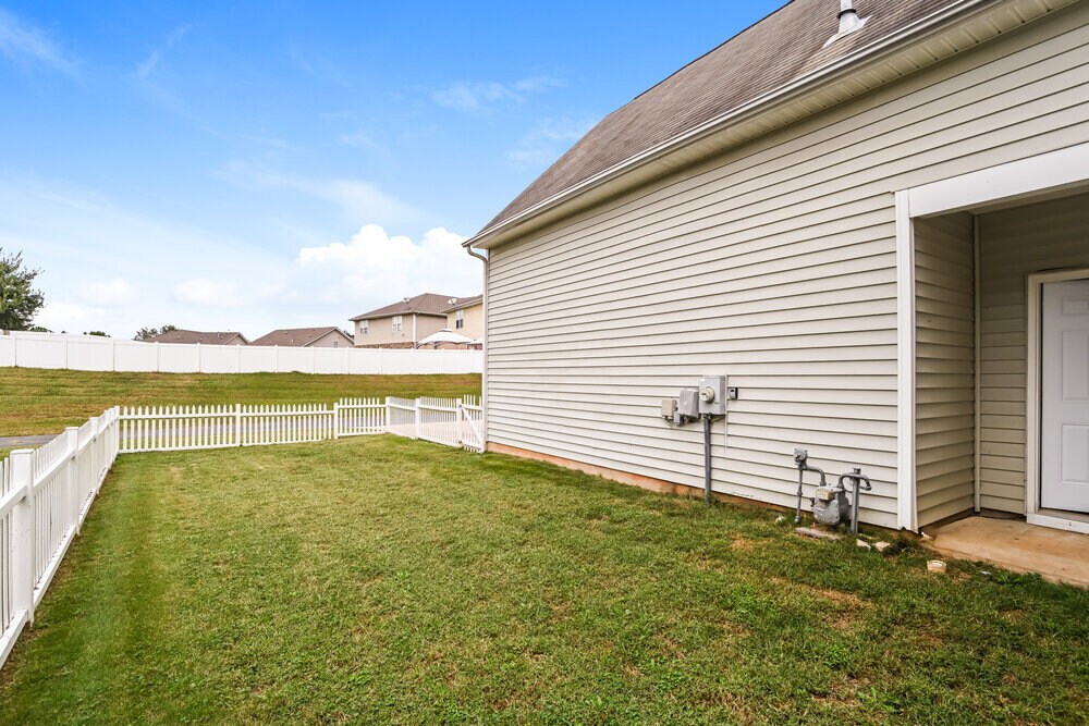 Building Photo - 6833 Tanners Creek Dr