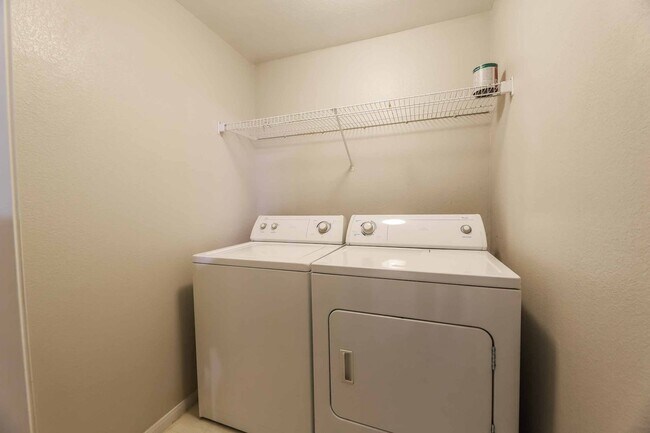 Building Photo - Spacious 2 Bedrooms Condo with 2 Full Bathrooms!