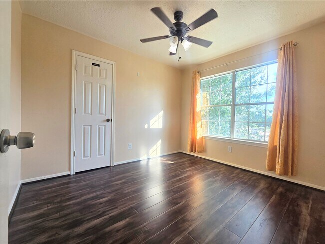 Building Photo - 16102 Mission Village Dr