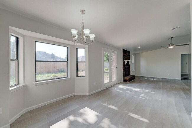 Building Photo - 11601 Matthews Ave