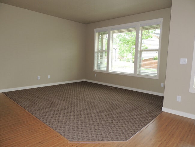 Building Photo - Modern Hawks Prairie Townhome