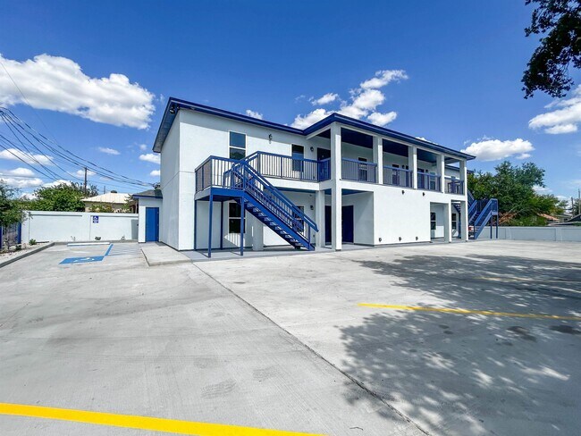 Building Photo - 615 E Lane St