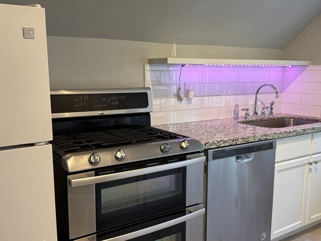 Building Photo - 1422 SE 34th Ave