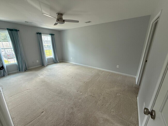 Building Photo - Gorgeous 5 Bed 3.5 Bath Single Family Home...