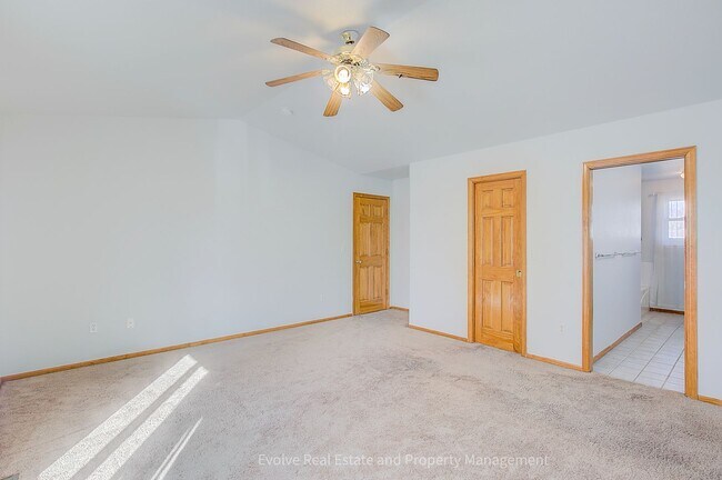 Building Photo - Evolve Real Estate: Gorgeous Single Family House is Available for Immediate Move-in!