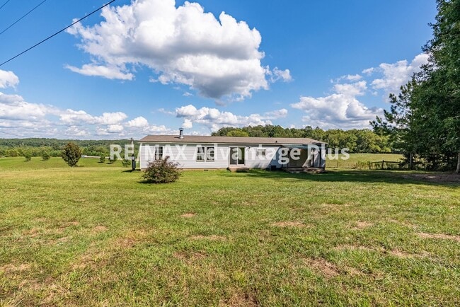 Building Photo - Spacious 4 bedroom home in private setting
