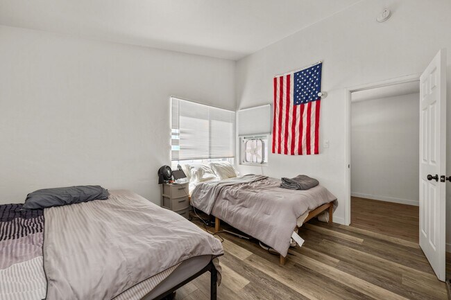 Building Photo - Two full kitchens, two washers & dryers, two dishwashers!