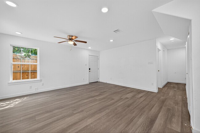 Building Photo - 9405 Madera Rd