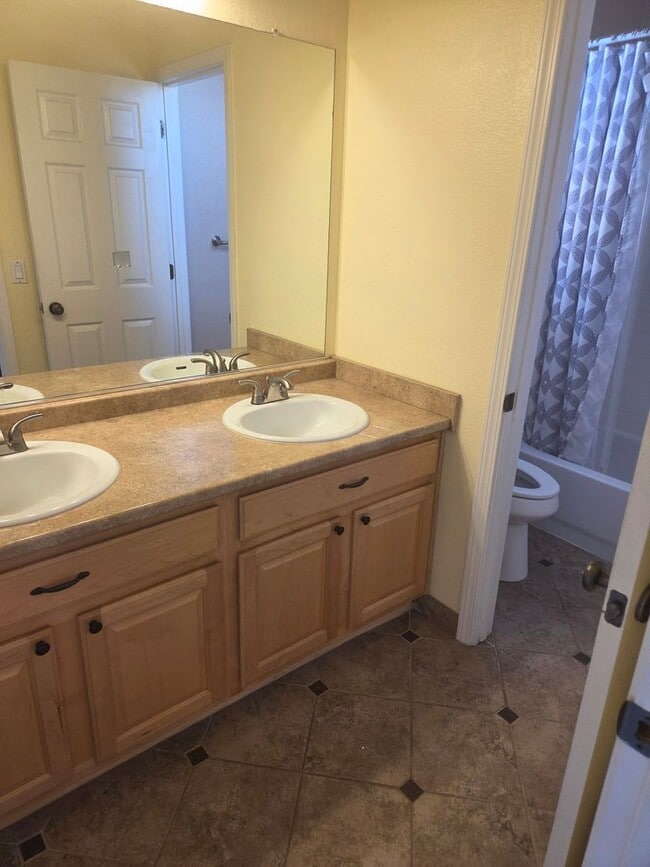 Building Photo - Stunning 4 Bed, 4 Bath Two-Story Home