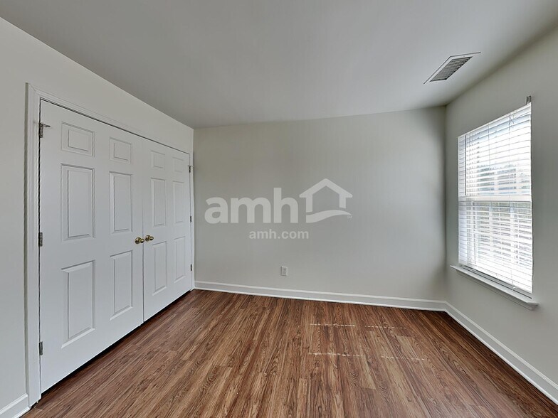 Building Photo - 3437 Continental Dr