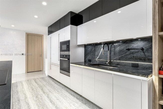 Building Photo - 1000 Brickell Plaza