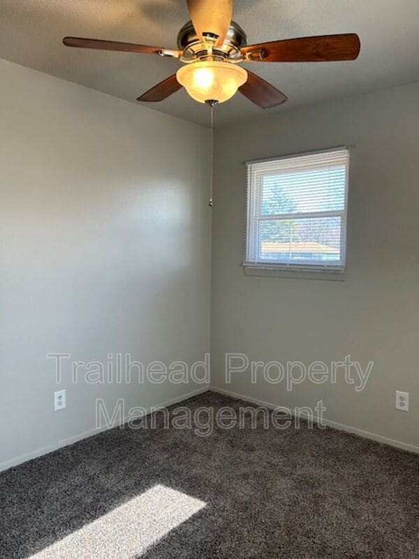 Building Photo - 3327 S Oxford Ave