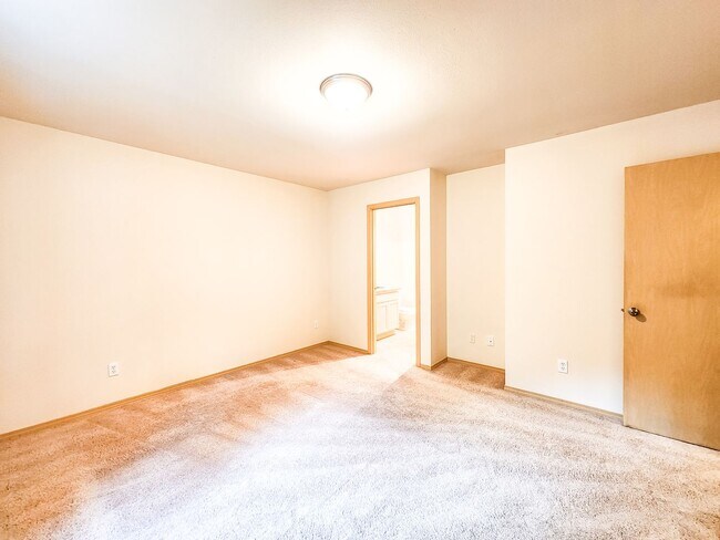 Building Photo - Quiet Granite Falls Rambler