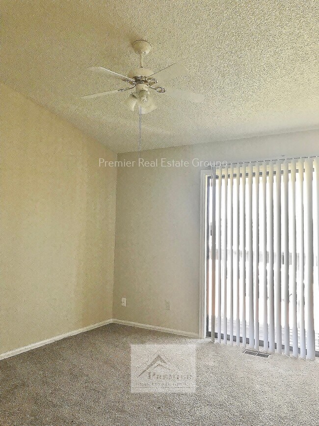 Building Photo - 513 Comanche Village Dr