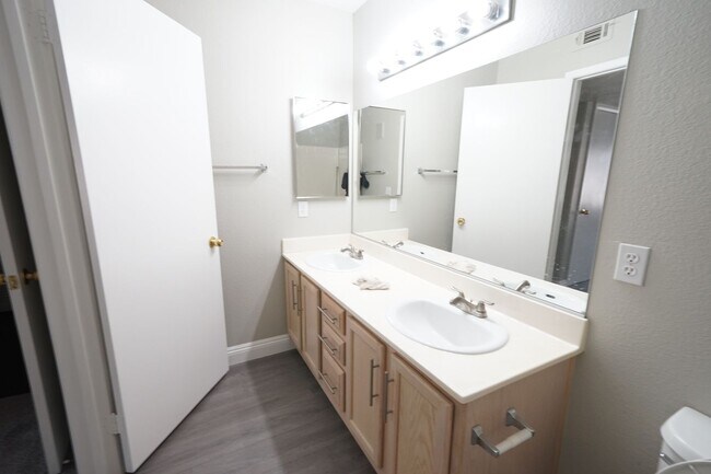 Building Photo - No Showings until 4/10/2026