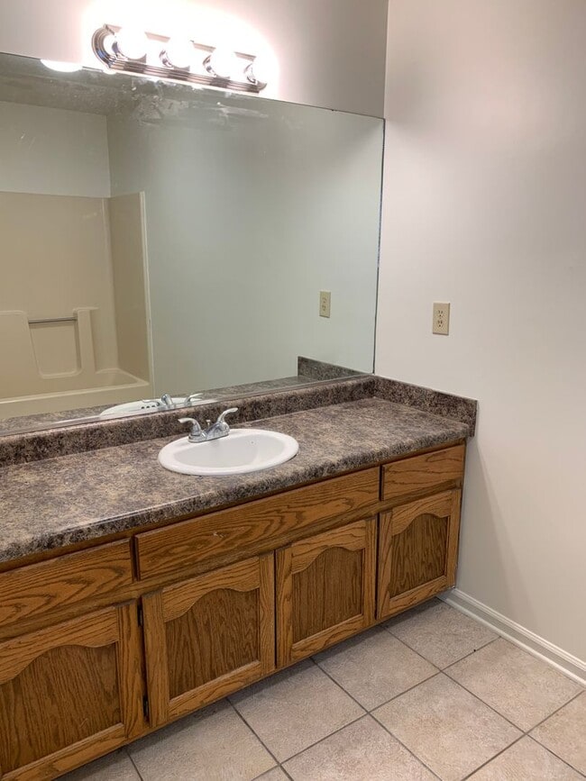 Building Photo - 3Bed/2Bath Home/Corner Lot/2 Car Garage an...