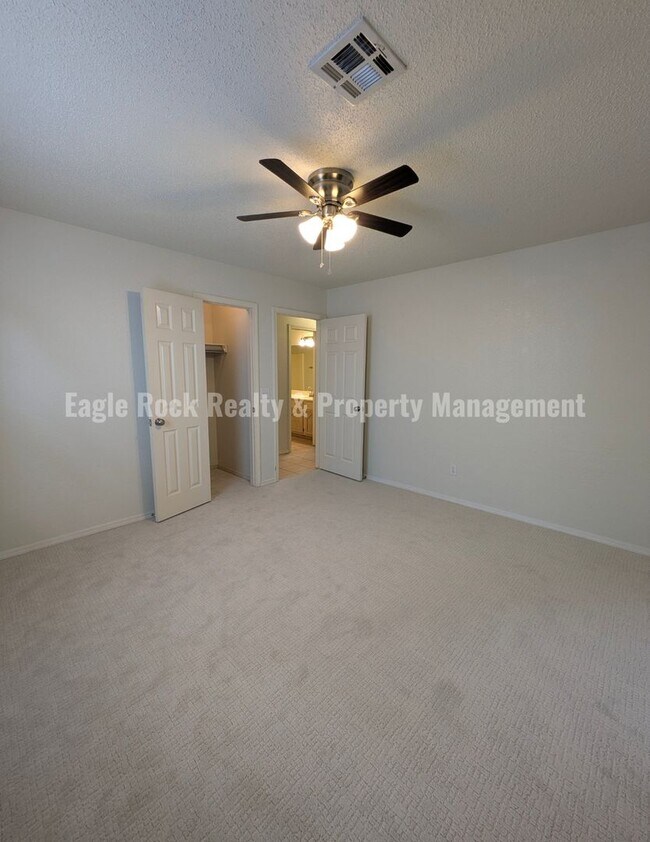 Building Photo - 1304 N Umbrella Ave