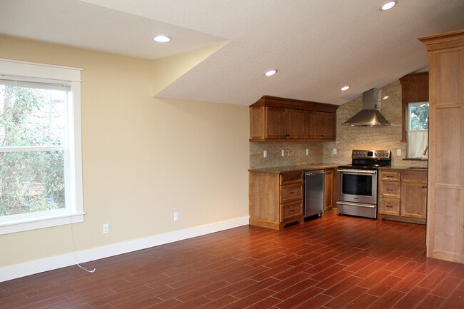 Building Photo - 3901 SE 49th Ave