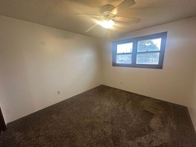 Building Photo - Three bedroom, Two bathroom home located i...